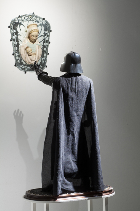 Sebastiano-Mauri-Gods-vs-Aliens-2013-object-trouvè-racchiusi-in-campane-di-vetro-photo-courtesy-Galleria-Michela-Rizzo__